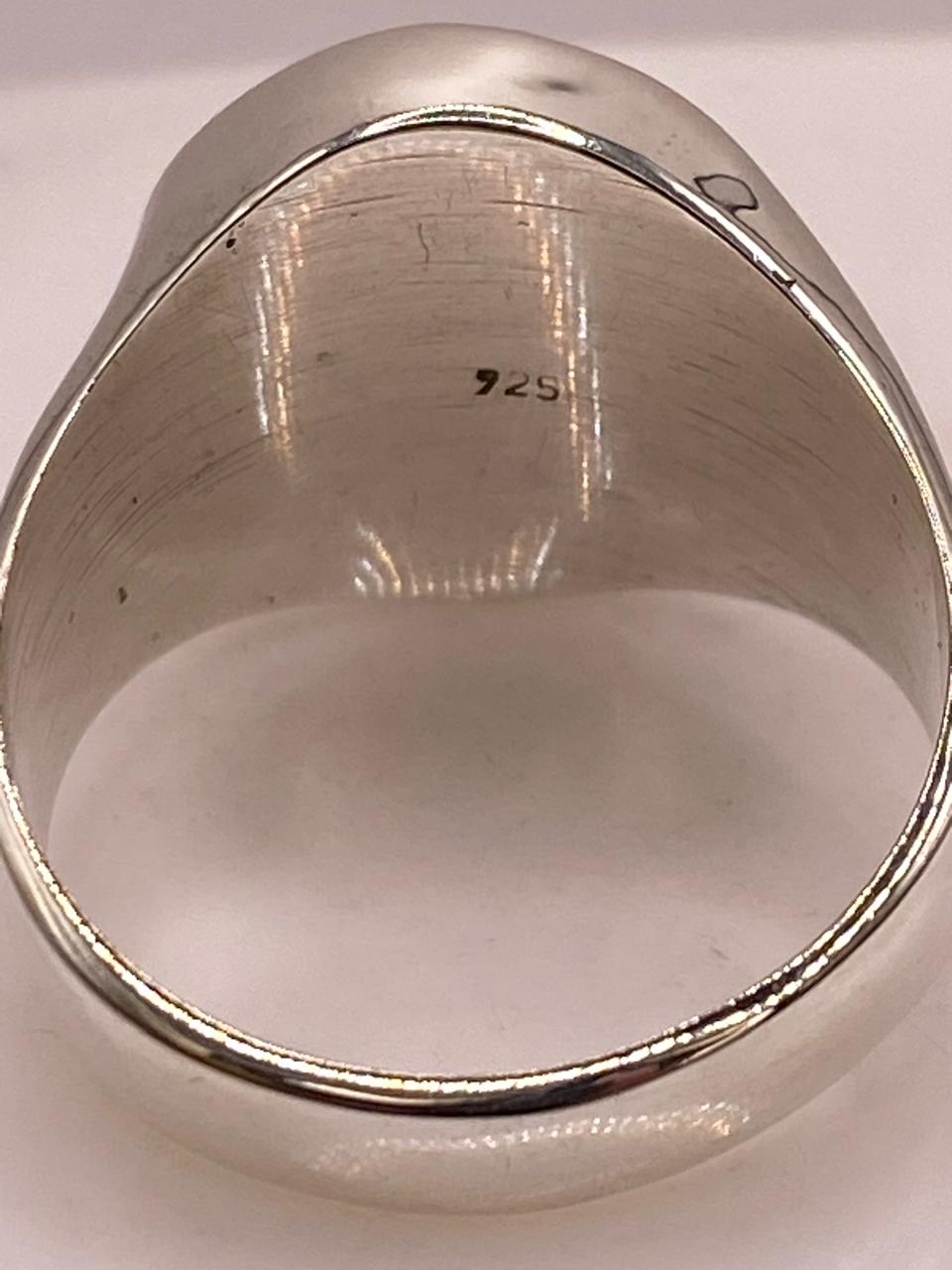 Anillo Artesanal en Plata con Diseño Asimétrico Martillado, sello de autenticidad Plata Ley .925