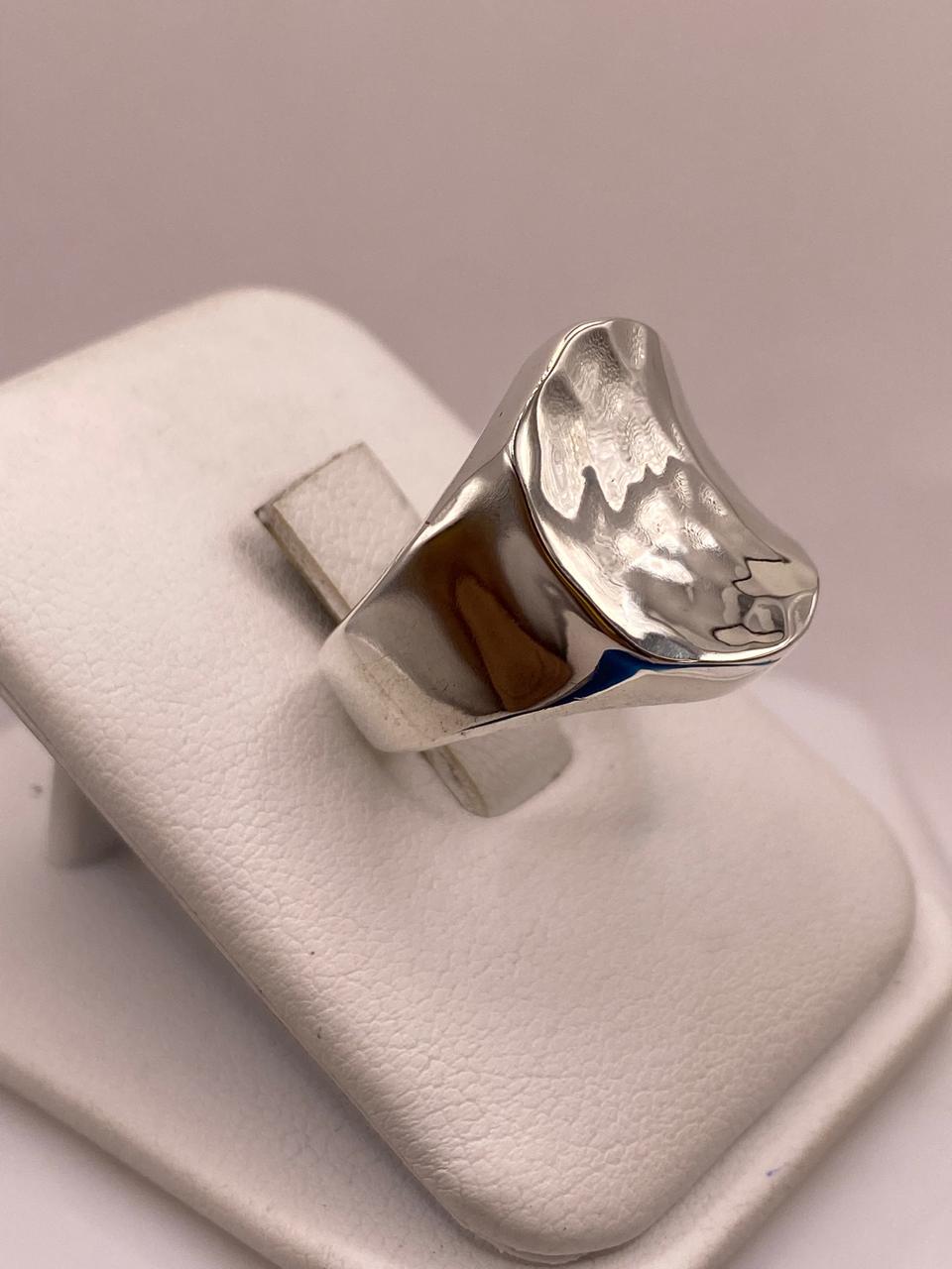 Anillo Artesanal en Plata con Diseño Asimétrico Martillado, vista de detalle