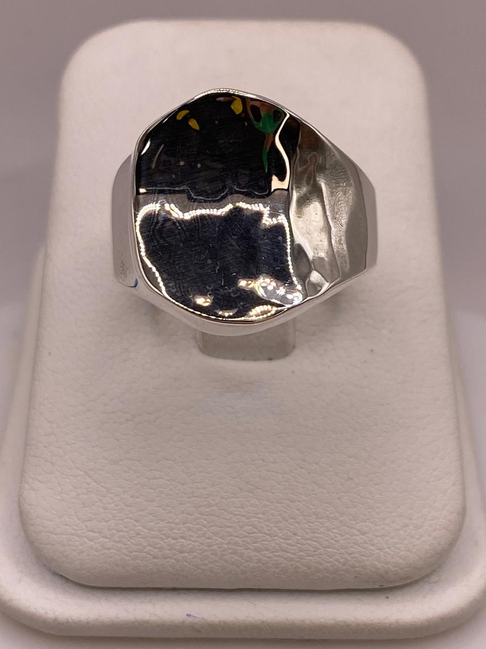Anillo Artesanal en Plata con Diseño Asimétrico Martillado, vista frontal