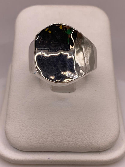 Anillo Artesanal en Plata con Diseño Asimétrico Martillado, vista frontal
