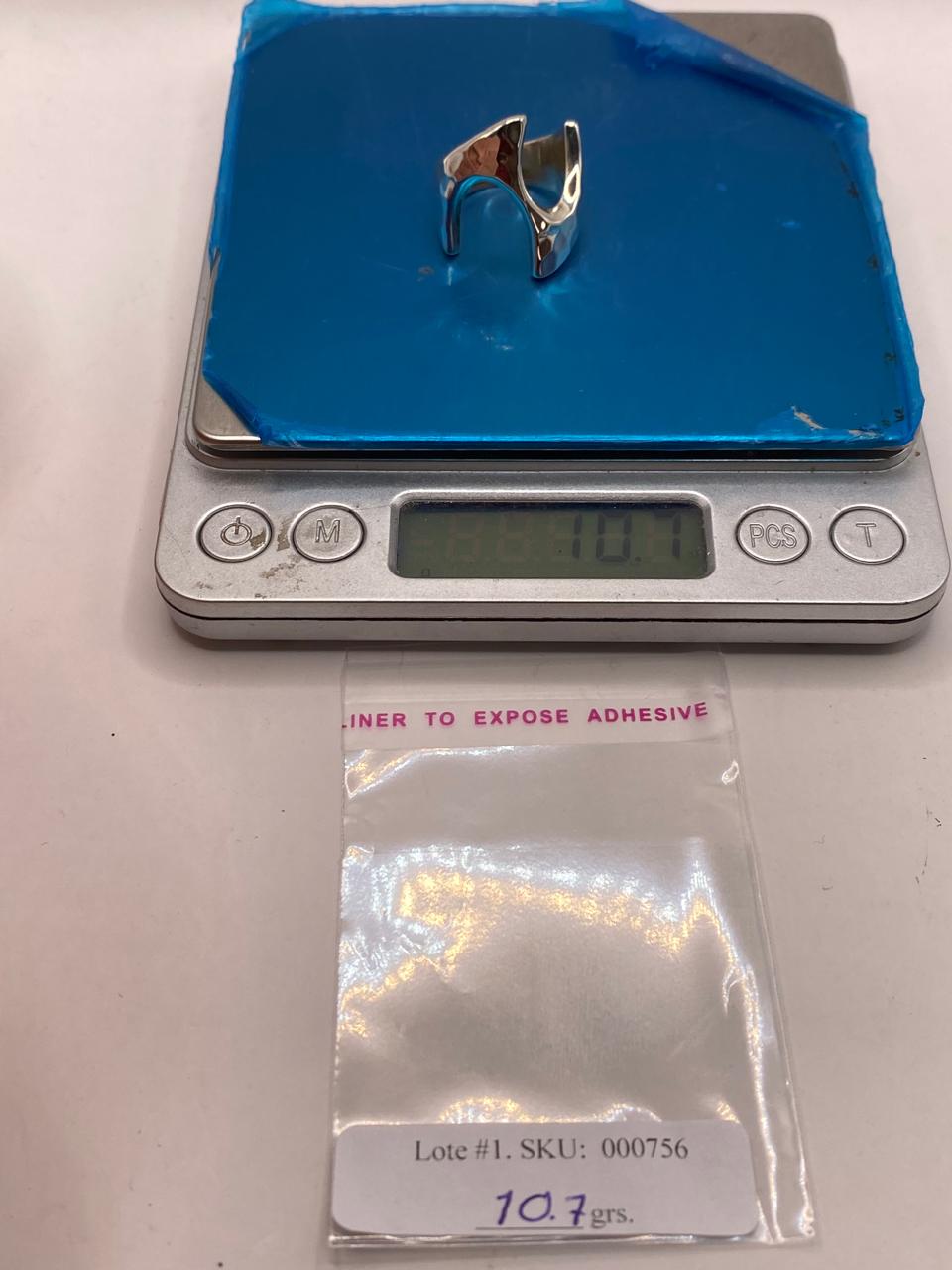 Anillo Artesanal en Plata con Diseño Asimétrico Martillado, peso en gramos (báscula)