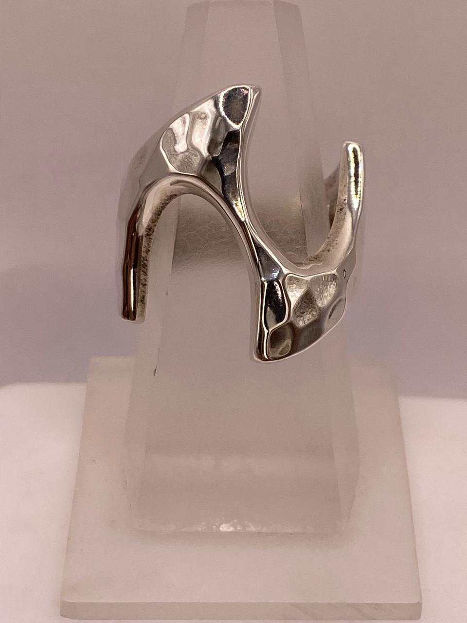 Anillo Artesanal en Plata con Diseño Asimétrico Martillado, vista lateral