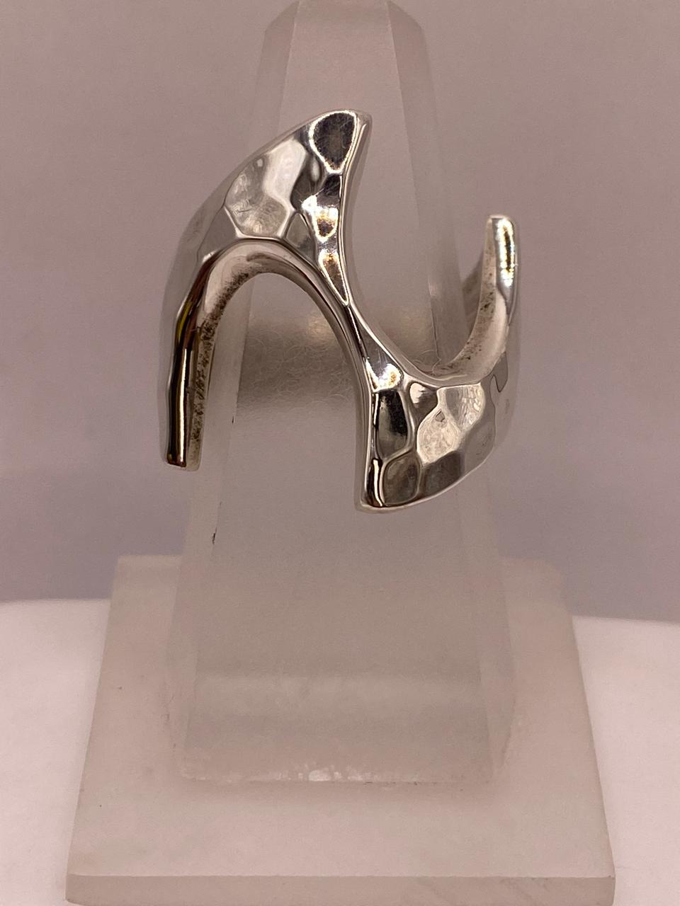 Anillo Artesanal en Plata con Diseño Asimétrico Martillado — ángulo diagonal