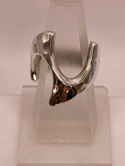 Anillo Artesanal en Plata con Diseño Asimétrico Martillado, vista de detalle