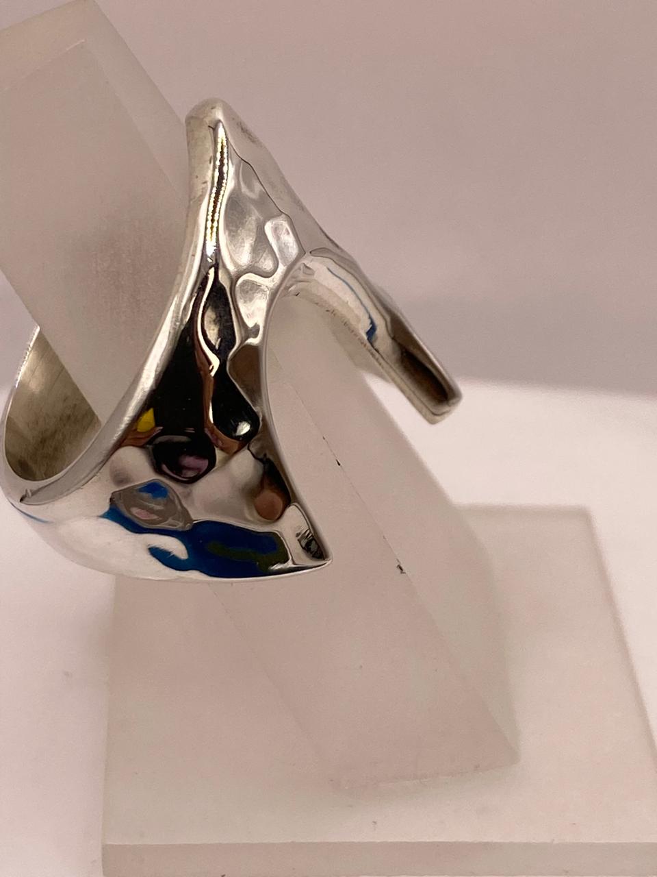 Anillo Artesanal en Plata con Diseño Asimétrico Martillado, vista frontal