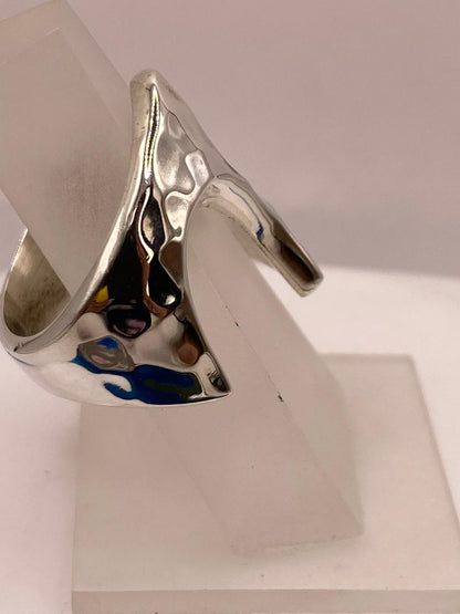 Anillo Artesanal en Plata con Diseño Asimétrico Martillado, vista frontal