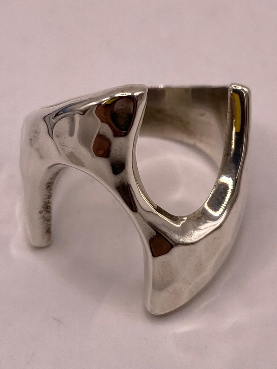 Anillo Artesanal en Plata con Diseño Asimétrico Martillado, sello de autenticidad Plata Ley .925