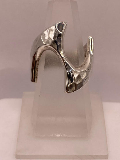 Anillo Artesanal en Plata con Diseño Asimétrico Martillado, vista de detalle