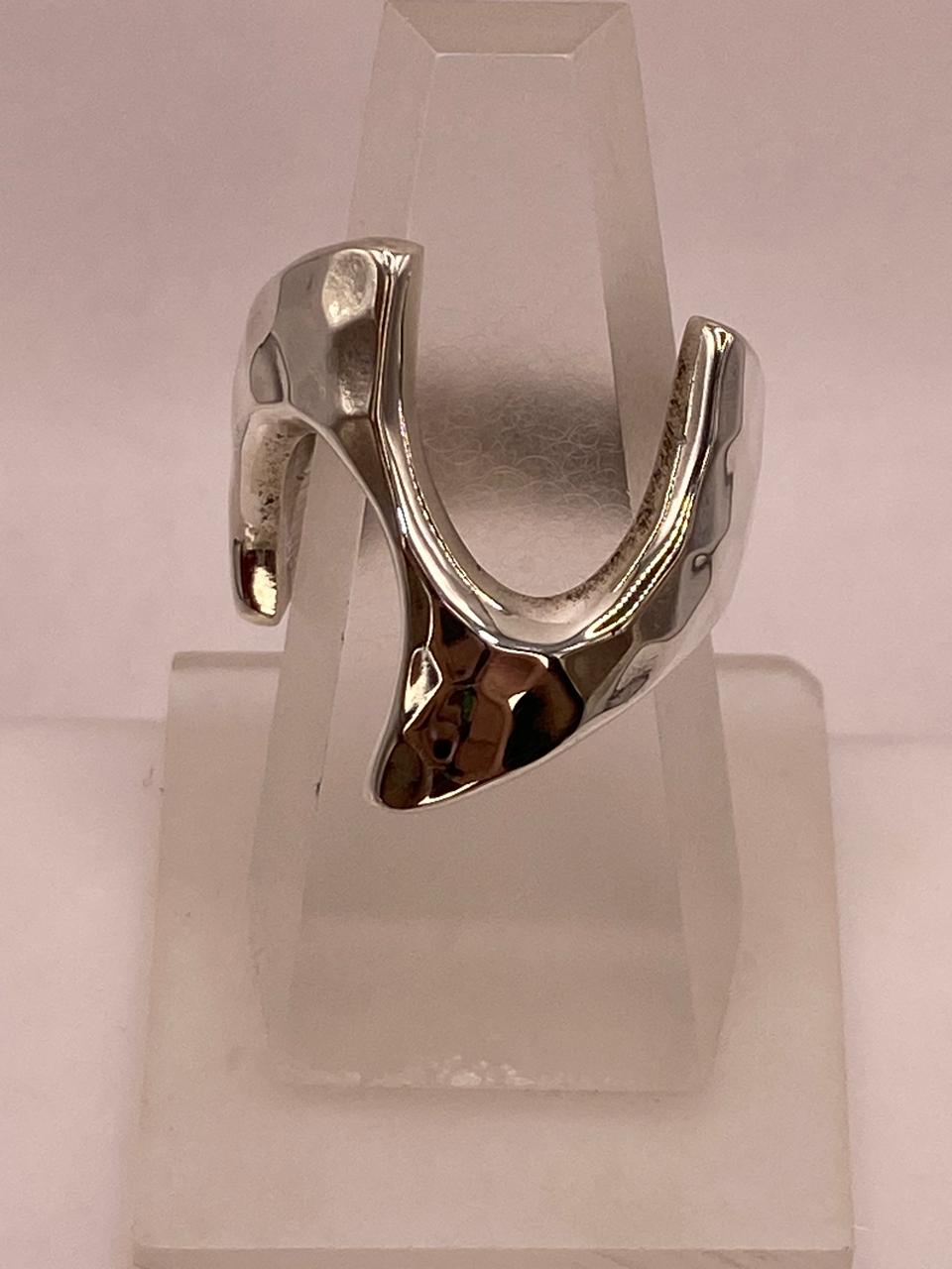 Anillo Artesanal en Plata con Diseño Asimétrico Martillado, vista lateral