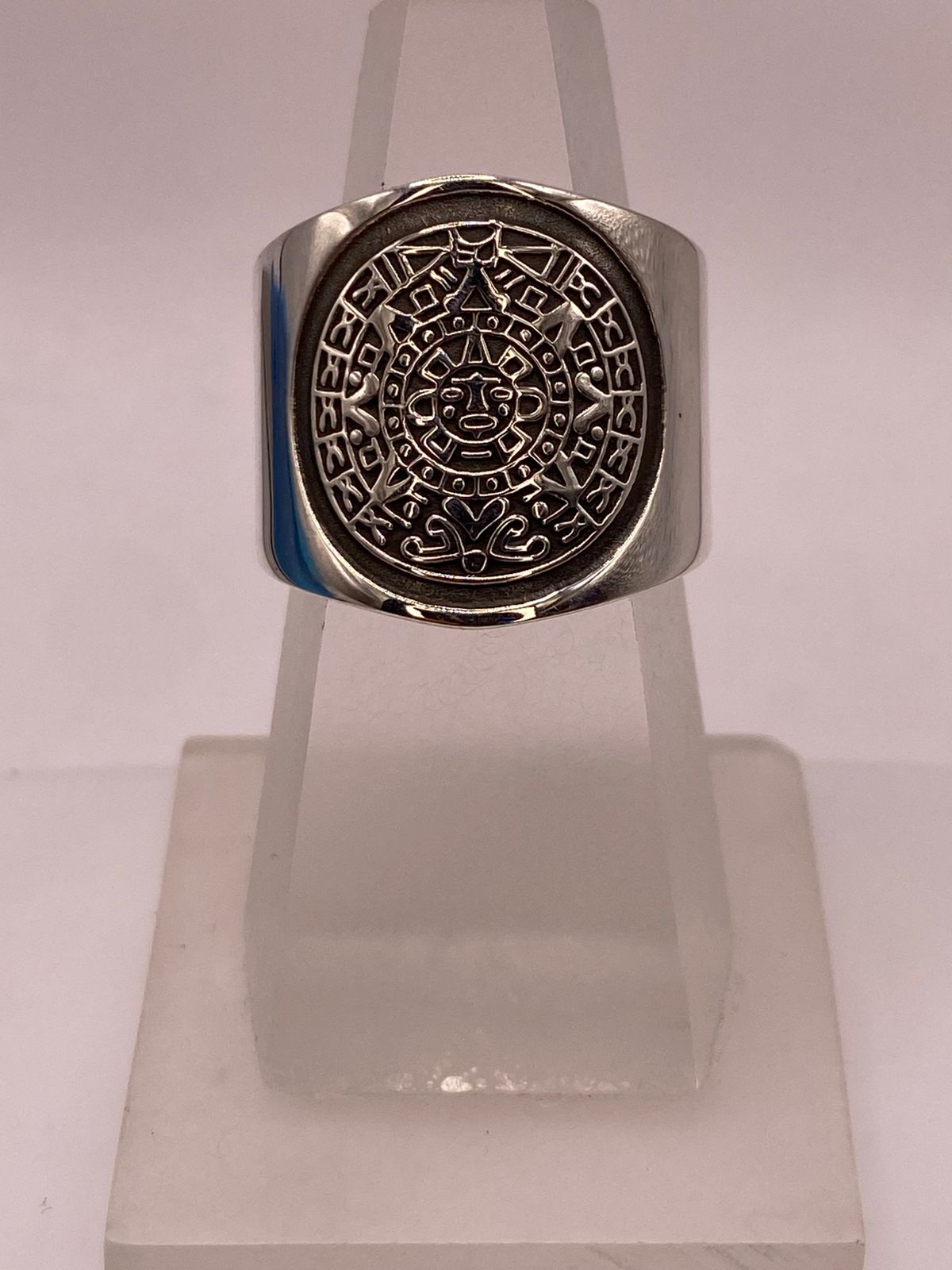 Anillo Artesanal en Plata con Diseño de Calendario Azteca en báscula mostrando peso