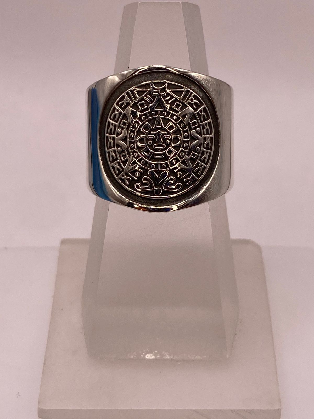 Anillo Artesanal en Plata con Diseño de Calendario Azteca, vista lateral