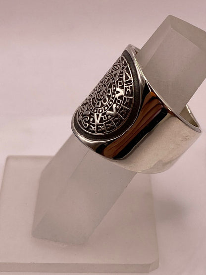 Anillo Artesanal en Plata con Diseño de Calendario Azteca, vista frontal