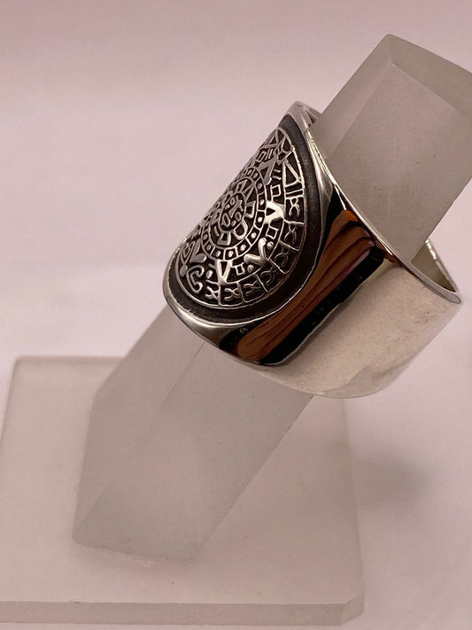 Anillo Artesanal en Plata con Diseño de Calendario Azteca, vista frontal