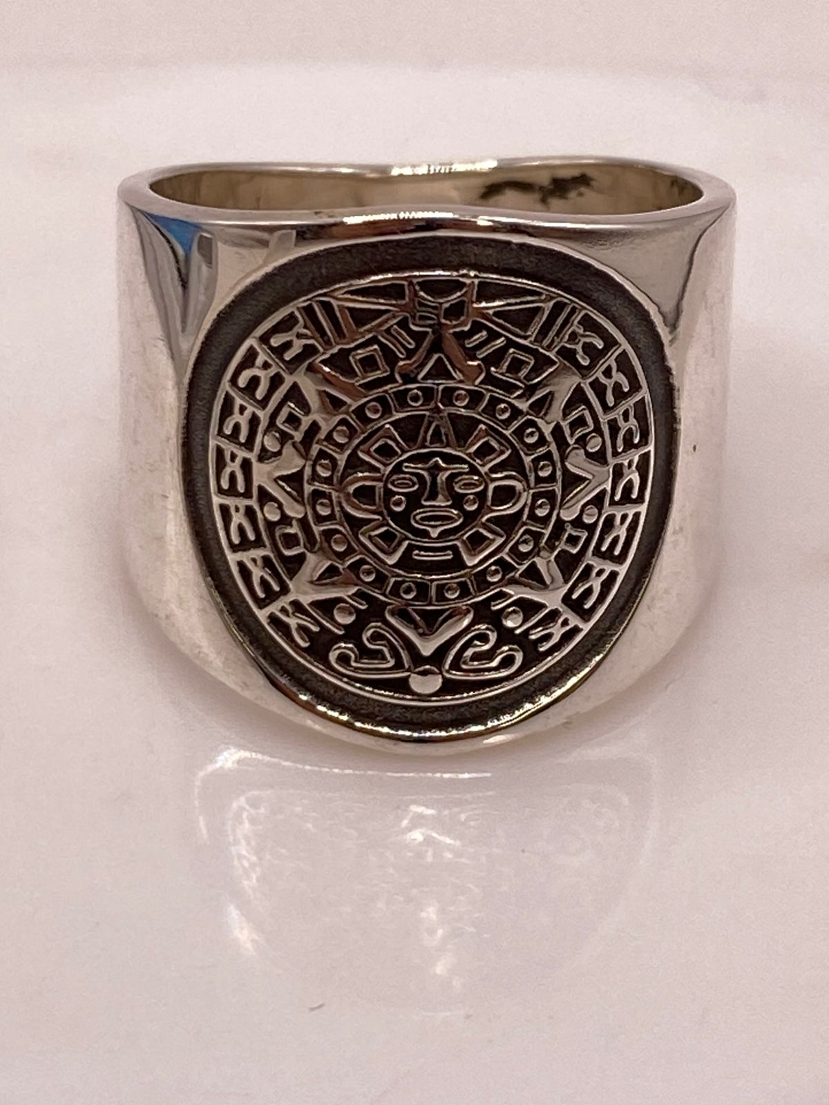 Anillo Artesanal en Plata con Diseño de Calendario Azteca, vista superior