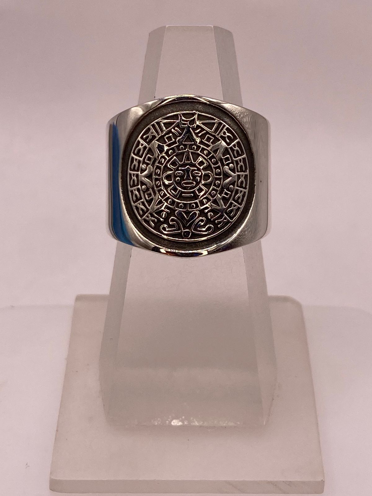 Anillo Artesanal en Plata con Diseño de Calendario Azteca, vista de detalle