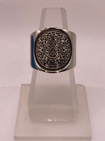 Anillo Artesanal en Plata con Diseño de Calendario Azteca, vista de detalle