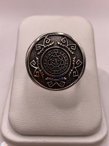 Anillo Artesanal en Plata con Diseño de Calendario Azteca — ángulo diagonal