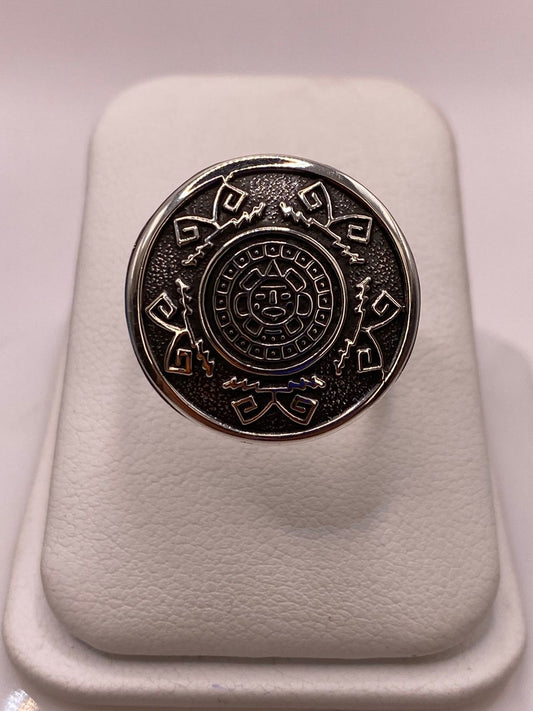 Anillo Artesanal en Plata con Diseño de Calendario Azteca — ángulo diagonal