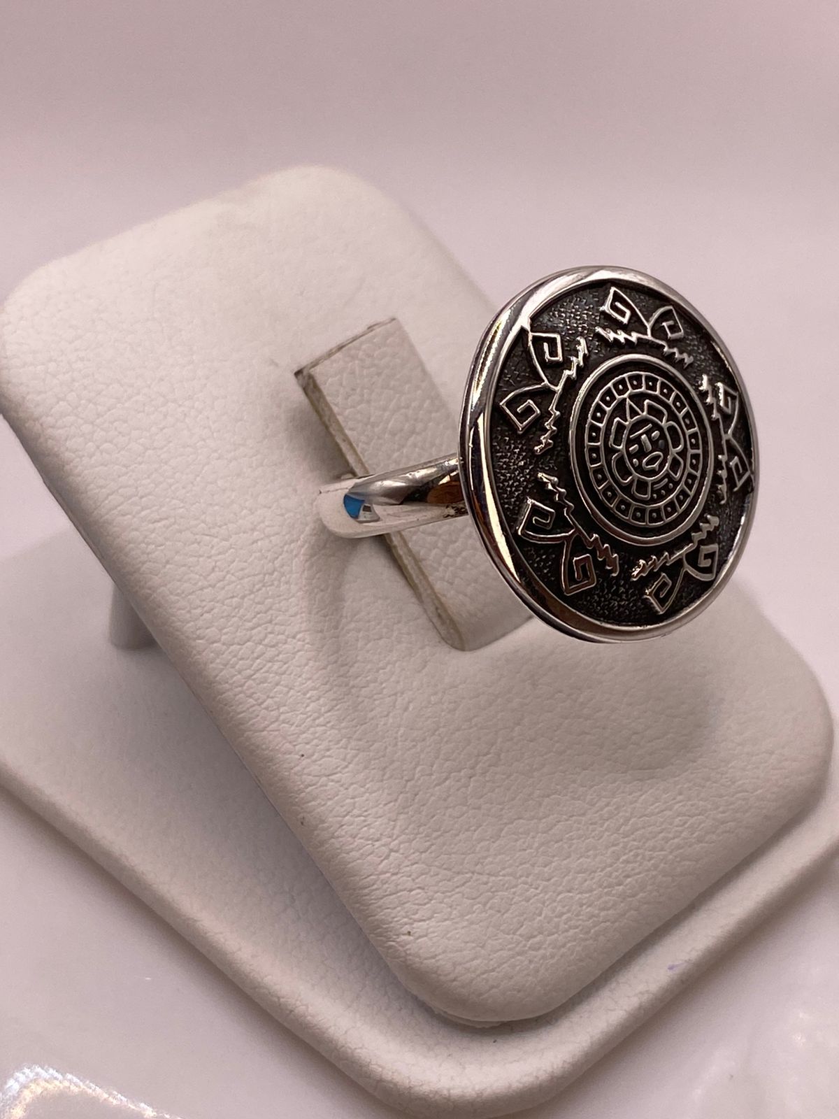 Anillo Artesanal en Plata con Diseño de Calendario Azteca, vista frontal