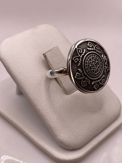 Anillo Artesanal en Plata con Diseño de Calendario Azteca, vista frontal