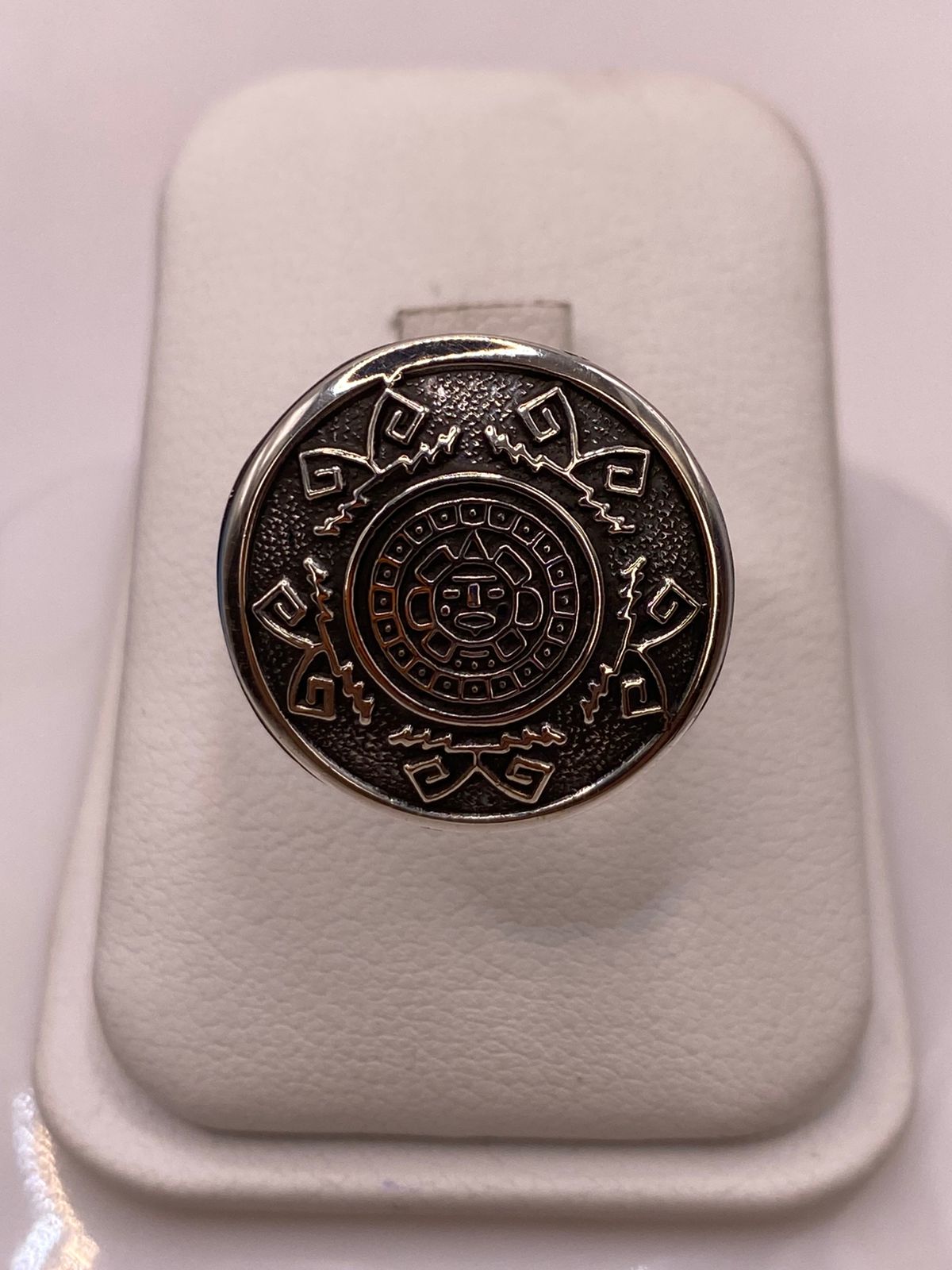 Anillo Artesanal en Plata con Diseño de Calendario Azteca, vista lateral