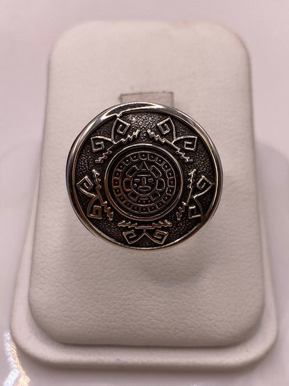 Anillo Artesanal en Plata con Diseño de Calendario Azteca, vista lateral