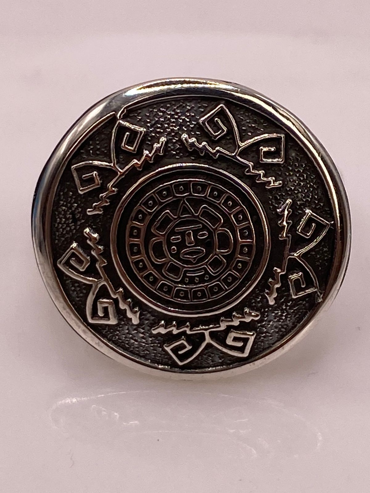 Anillo Artesanal en Plata con Diseño de Calendario Azteca, vista de detalle