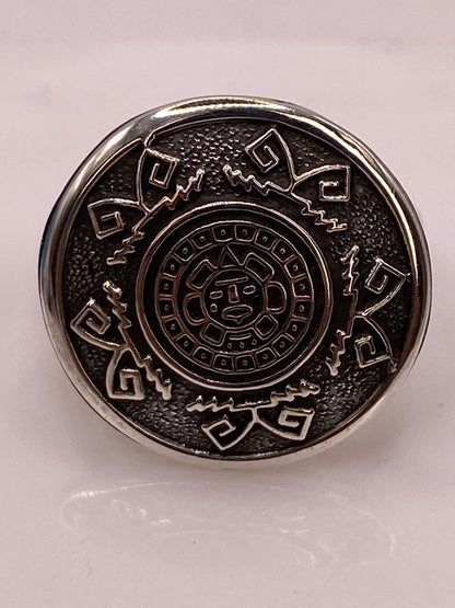Anillo Artesanal en Plata con Diseño de Calendario Azteca, vista de detalle