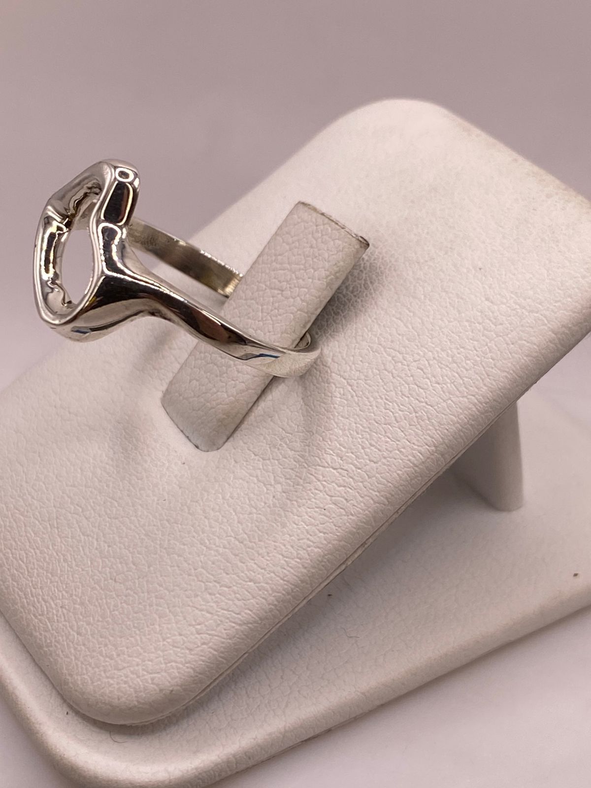 Anillo Artesanal en Plata con Diseño de Corazón, vista lateral