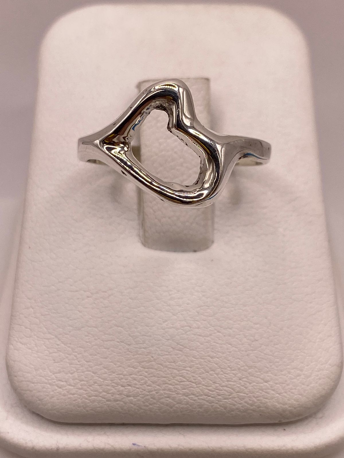 Anillo Artesanal en Plata con Diseño de Corazón — vista lateral