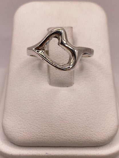 Anillo Artesanal en Plata con Diseño de Corazón — vista lateral