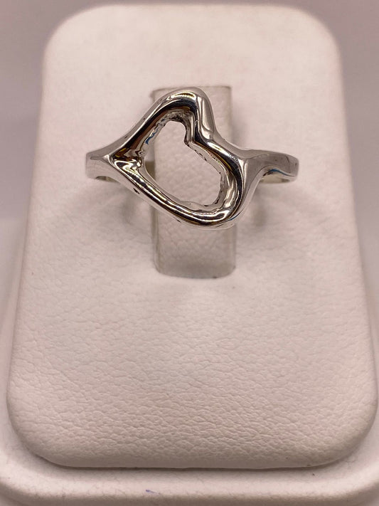 Anillo Artesanal en Plata con Diseño de Corazón — vista lateral