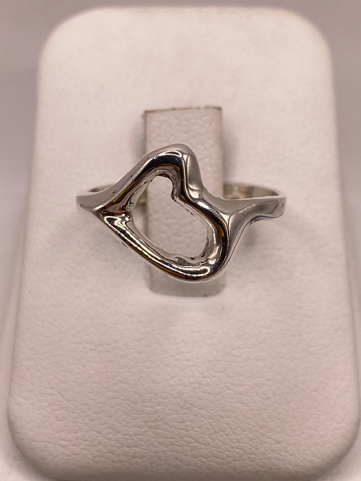 Anillo Artesanal en Plata con Diseño de Corazón, vista frontal