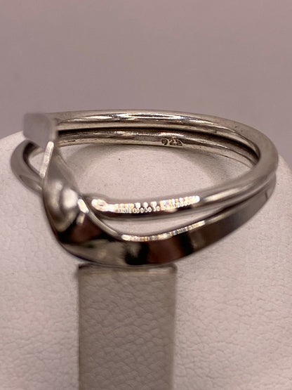 Anillo Artesanal en Plata con Diseño Cruzado Moderno, sello de autenticidad Plata Ley .925