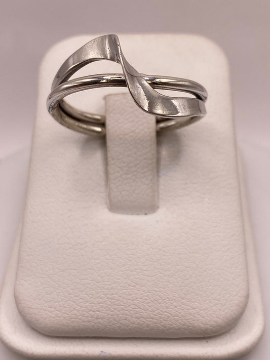 Anillo Artesanal en Plata con Diseño Cruzado Moderno en báscula mostrando peso
