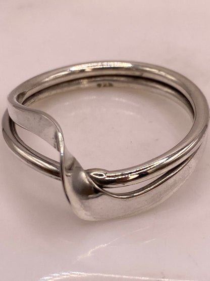 Anillo Artesanal en Plata con Diseño Cruzado Moderno, vista superior
