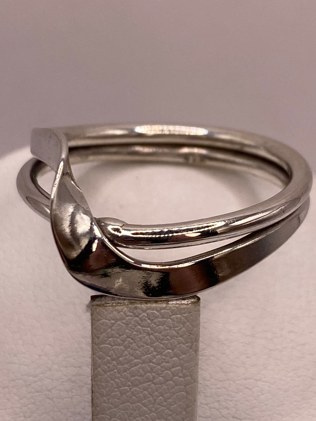 Anillo Artesanal en Plata con Diseño Cruzado Moderno, vista de detalle