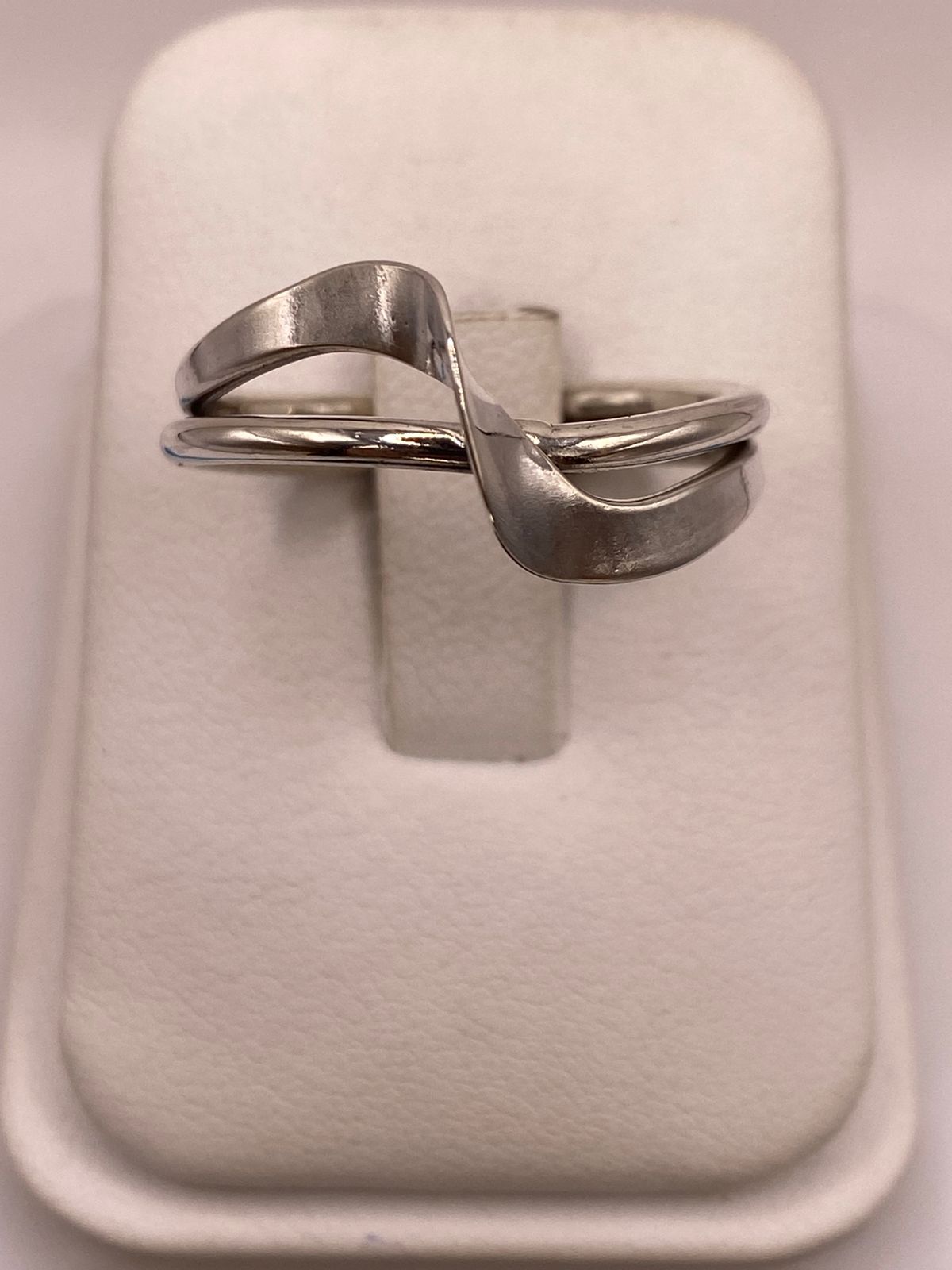 Anillo Artesanal en Plata con Diseño Cruzado Moderno en báscula mostrando peso