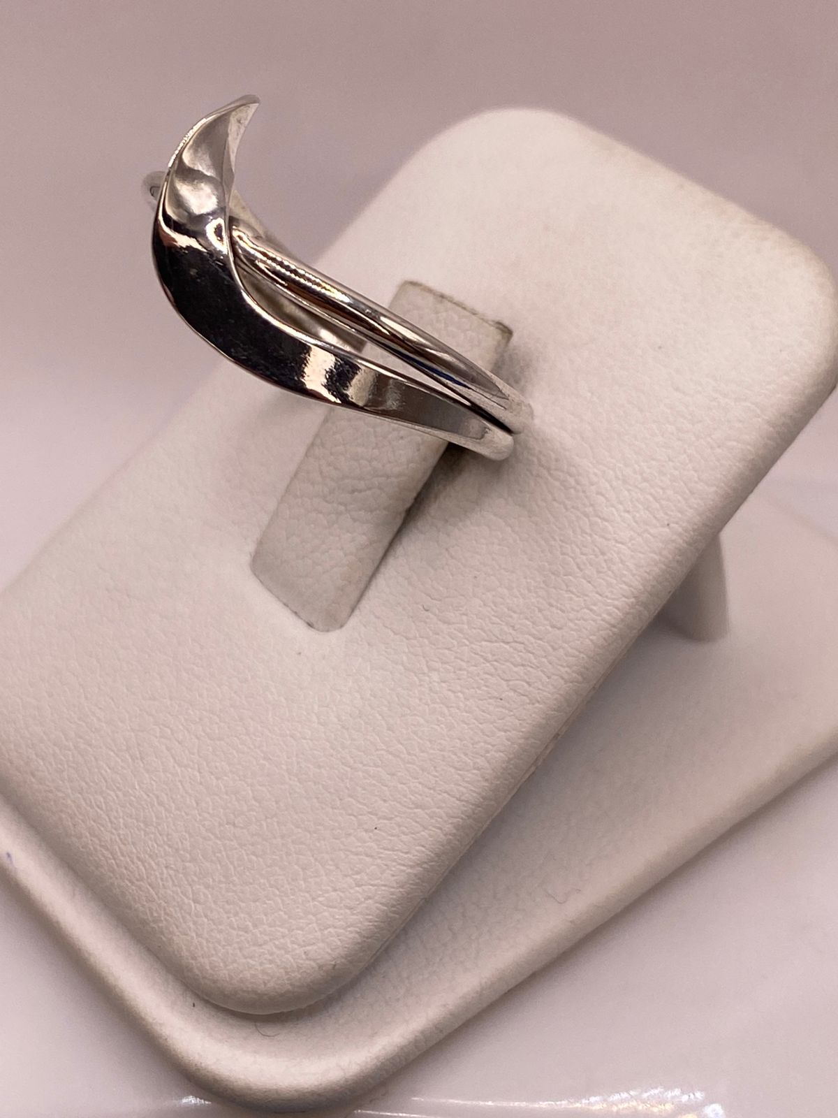Anillo Artesanal en Plata con Diseño Cruzado Moderno, vista lateral