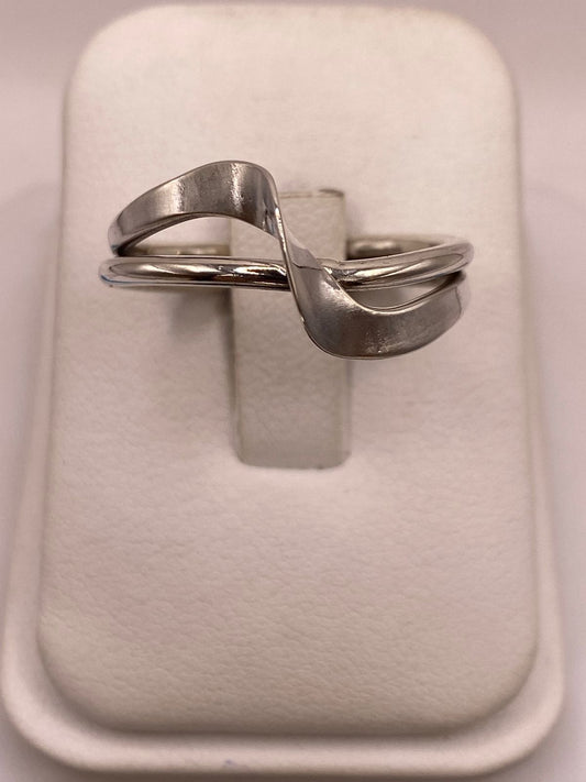 Anillo Artesanal en Plata con Diseño Cruzado Moderno en báscula mostrando peso