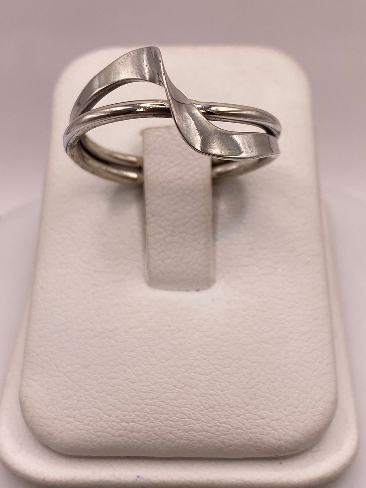 Anillo Artesanal en Plata con Diseño Cruzado Moderno, vista frontal