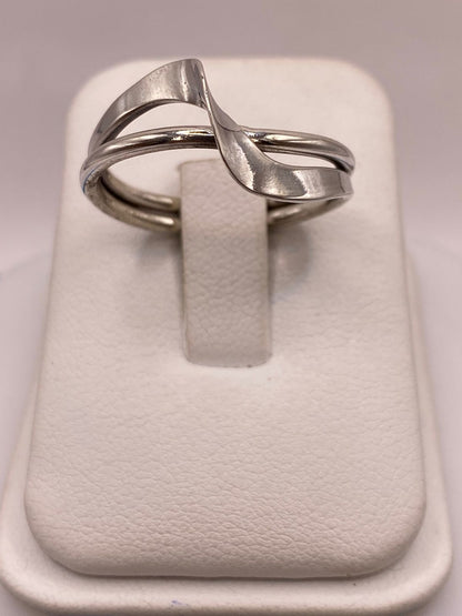 Anillo Artesanal en Plata con Diseño Cruzado Moderno, vista frontal
