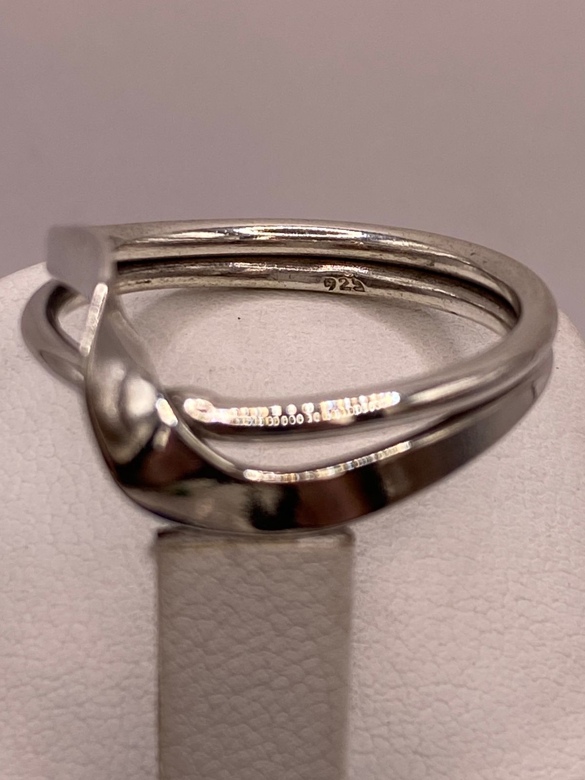 Anillo Artesanal en Plata con Diseño Cruzado Moderno, sello de autenticidad Plata Ley .925