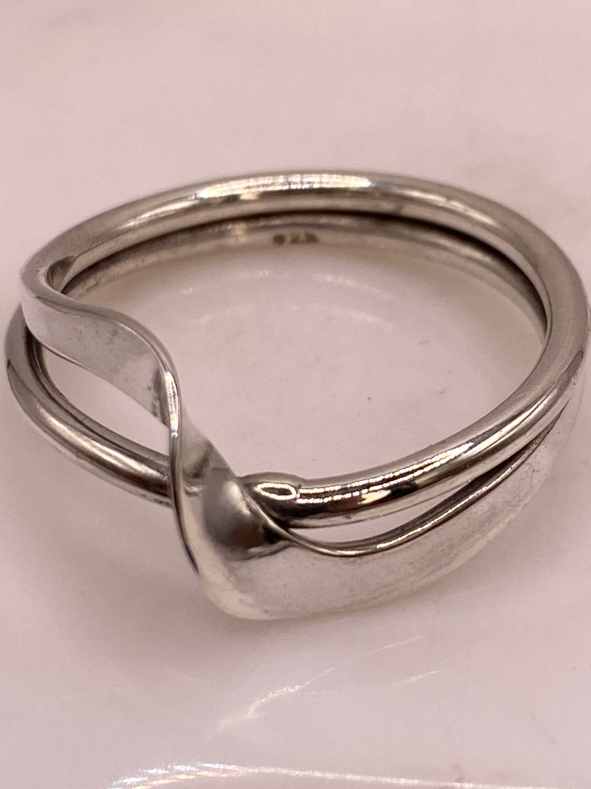 Anillo Artesanal en Plata con Diseño Cruzado Moderno, vista superior