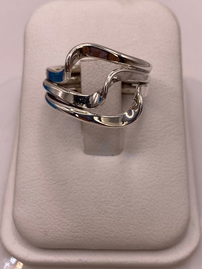 Anillo Artesanal en Plata con Diseño Entrelazado en Relieve en báscula mostrando peso