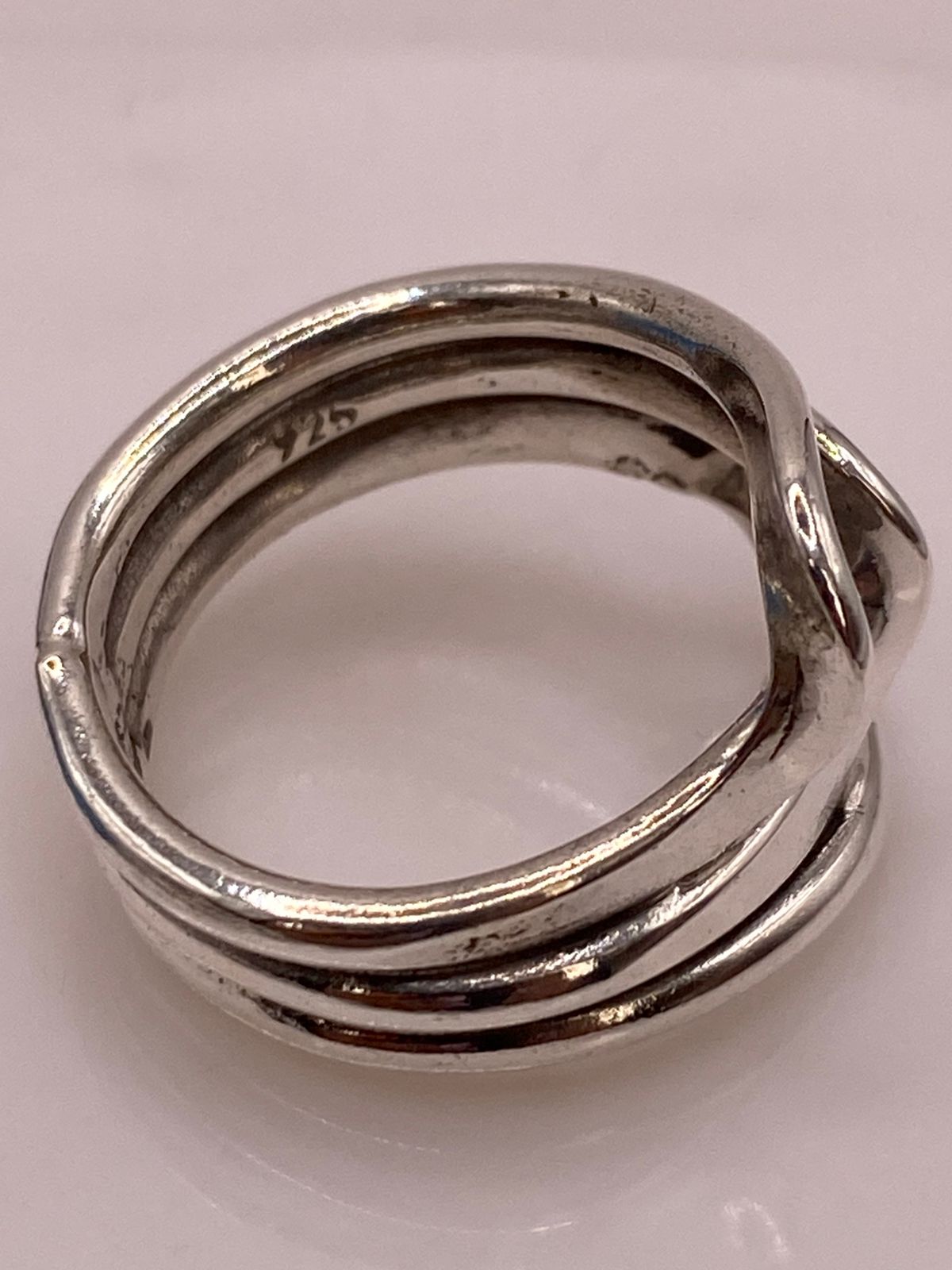 Anillo Artesanal en Plata con Diseño Entrelazado en Relieve, sello de autenticidad Plata Ley .925