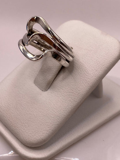 Anillo Artesanal en Plata con Diseño Entrelazado en Relieve, vista frontal