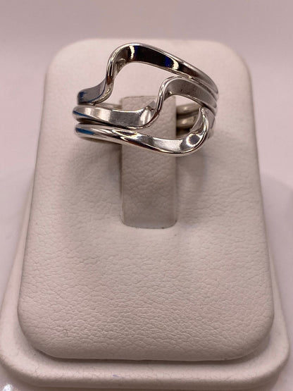Anillo Artesanal en Plata con Diseño Entrelazado en Relieve, vista lateral