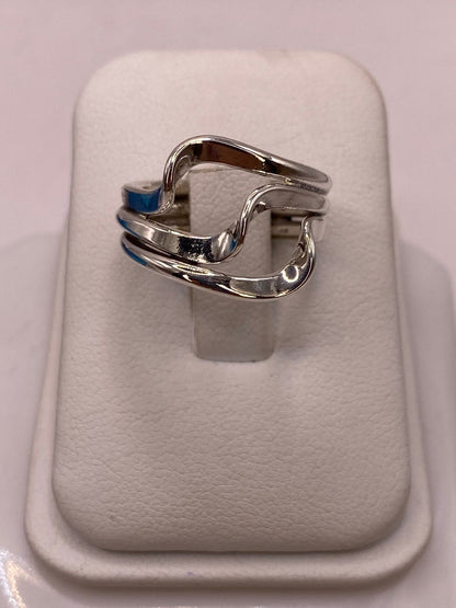 Anillo Artesanal en Plata con Diseño Entrelazado en Relieve, vista de detalle