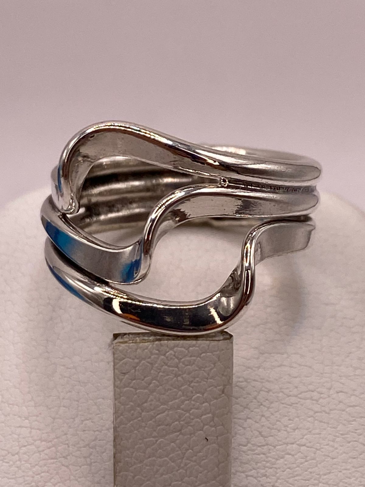 Anillo Artesanal en Plata con Diseño Entrelazado en Relieve, vista superior